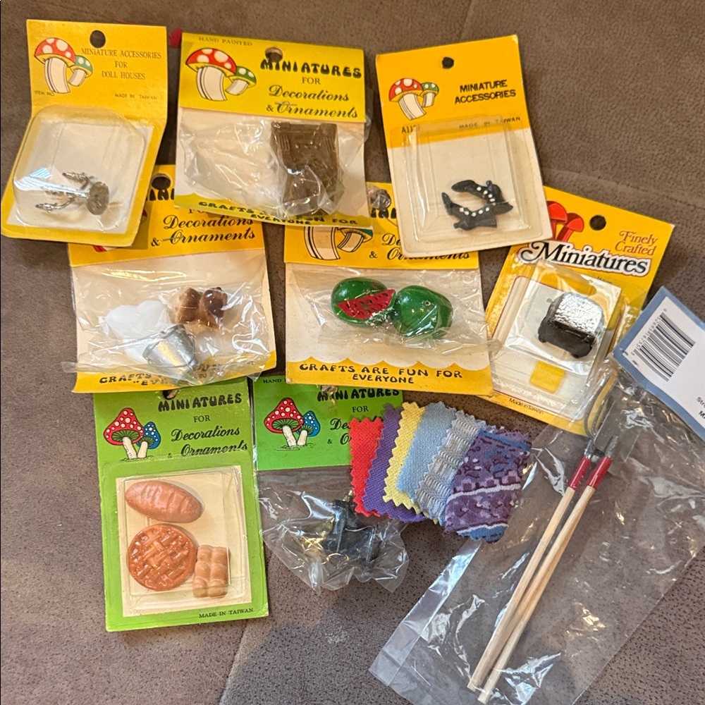 Miniature Accessories Set with Various Colors